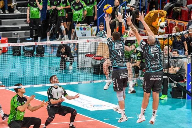 Ben-Simon Bonin (Bitterfeld-Wolfen, 16), 2. v.r., bei einem Schmetterball gegen Petr Spulak (Powervolleys Düren, 4) und Sebastian Gevert (Powervolleys Düren, 13), Aktion, Action, Spielszene, 27.12.2023, Düren (Deutschland), Volleyball, 1. Bundesliga Männer, SWD Powervolleys Düren - BC Bitterfeld-Wolfen
