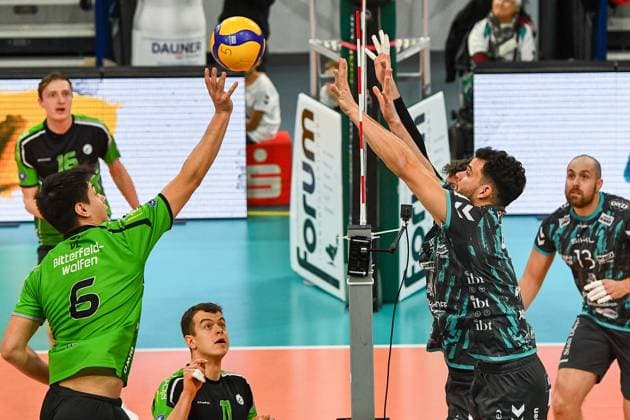 v.li.: Julian Hoyer (Bitterfeld-Wolfen, 6) hebt den Ball über den Dürener Block, Aktion, Action, Spielszene, 27.12.2023, Düren (Deutschland), Volleyball, 1. Bundesliga Männer, SWD Powervolleys Düren - BC Bitterfeld-Wolfen