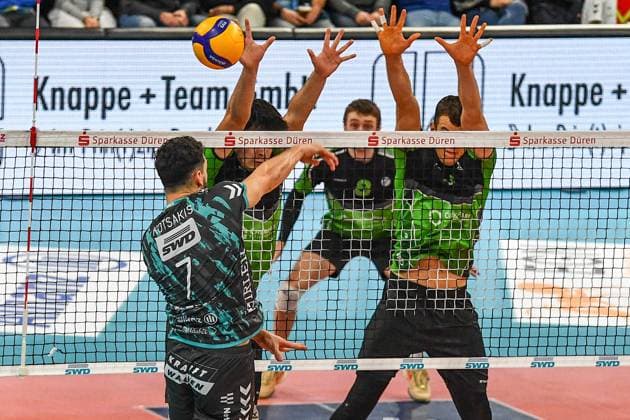 v.li.: Frixos Kotsakis (Powervolleys Düren, 7) mit einem Schmetterball, Aktion, Action, Spielszene, 27.12.2023, Düren (Deutschland), Volleyball, 1. Bundesliga Männer, SWD Powervolleys Düren - BC Bitterfeld-Wolfen