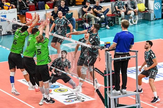 Nico Wegner (Powervolleys Düren, 2) 3. v.r., mit einem Schmetterball gegen den Block von Julian Hoyer (Bitterfeld-Wolfen, 6), Sebastian Lucas Rösler (Bitterfeld-Wolfen, 11), Matus Jalovecky (Bitterfeld-Wolfen, 5), Aktion, Action, Spielszene, 27.12.2023, Düren (Deutschland), Volleyball, 1. Bundesliga Männer, SWD Powervolleys Düren - BC Bitterfeld-Wolfen