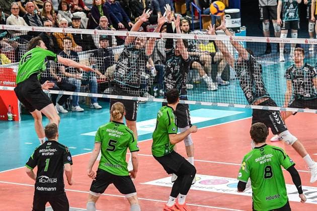 v.li.: Ben-Simon Bonin (Bitterfeld-Wolfen, 16) schmettert gegen den Dürener Block, Aktion, Action, Spielszene, 27.12.2023, Düren (Deutschland), Volleyball, 1. Bundesliga Männer, SWD Powervolleys Düren - BC Bitterfeld-Wolfen