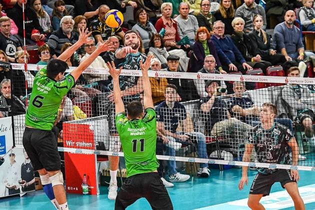 Nico Wegner (Powervolleys Düren, 2) Bildmitte, beim Versuch den Spielball über den Block von Julian Hoyer (Bitterfeld-Wolfen, 6) und Sebastian Lucas Rösler (Bitterfeld-Wolfen, 11), Aktion, Action, Spielszene, 27.12.2023, Düren (Deutschland), Volleyball, 1. Bundesliga Männer, SWD Powervolleys Düren - BC Bitterfeld-Wolfen