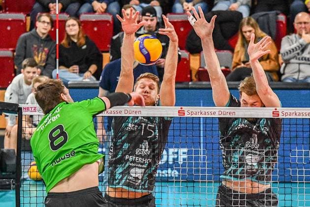 v.li.: Logan House (Bitterfeld-Wolfen, 8) schmettert gegen den Dürener Block, Aktion, Action, Spielszene, 27.12.2023, Düren (Deutschland), Volleyball, 1. Bundesliga Männer, SWD Powervolleys Düren - BC Bitterfeld-Wolfen