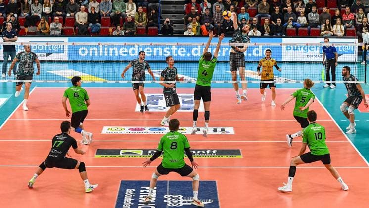 Luuc von der Ent (Powervolleys Düren, 5) oberer Bildrand, bei einem Schmetterball, Aktion, Action, Spielszene, 27.12.2023, Düren (Deutschland), Volleyball, 1. Bundesliga Männer, SWD Powervolleys Düren - BC Bitterfeld-Wolfen