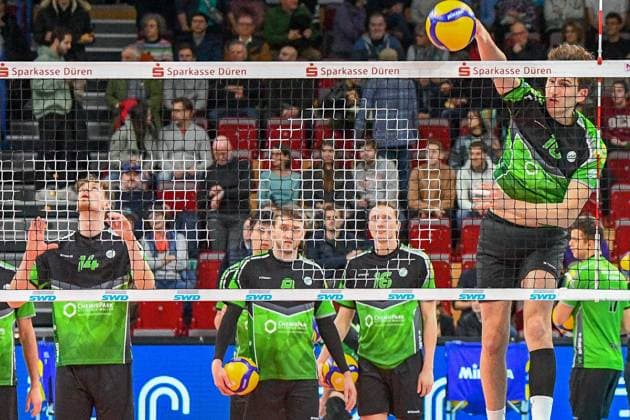 Die Spieler von Bitterfeld-Wolfen beim Aufwärmen, Aktion, Action, Spielszene, 27.12.2023, Düren (Deutschland), Volleyball, 1. Bundesliga Männer, SWD Powervolleys Düren - BC Bitterfeld-Wolfen
