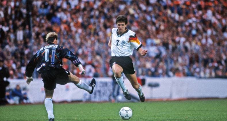 18.06.92 Niederlande - Deutschland Schweden, Göteborg, 17.06.1992, Fussball, EM 1992 in Schweden, Niederlande - Deutschland (3:1): v.l. Hans van Breukelen (Niederlande), Andreas Möller (Deutschland).