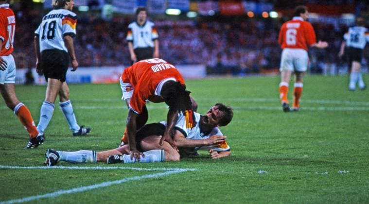 18.06.92 Niederlande - Deutschland Schweden, Göteborg, 17.06.1992, Fussball, EM 1992 in Schweden, Niederlande - Deutschland (3:1): v.l. Frank Rijkaard (Niederlande), Jürgen Kohler (Deutschland).