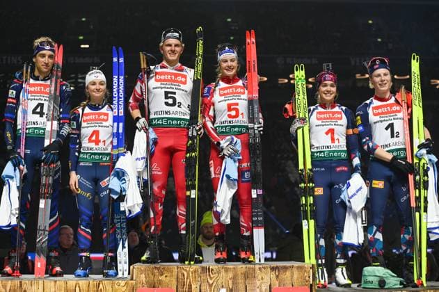 Bilder des Jahres 2023, Sport 12 Dezember Sport Themen der Woche KW52 Sport Bilder des Tages Siegerehrung bett1.de WTC Biathlon Talent Team Challenge Schalke 28.12.2023 Siegerehrung WTC Biathlon auf Schalke bett1.de Biathlon Talent Team Challenge 2023 am 28. Dezember 2023 in der Veltins-Arena in Gelsenkirchen Schalke (Deutschland). Sieger Österreich mit Anna Andexer, Lukas Haslinger, zweiter Frankreich mit Jeanne Richard, Theo Guiraud Poillot , dritter Norwegen mit Einar Hedegart, Ragna Fodstad *** Award ceremony bett1 de WTC Biathlon Talent Team Challenge Schalke 28 12 2023 Award ceremony WTC Biathlon at Schalke bett1 de Biathlon Talent Team Challenge 2023 on December 28, 2023 in the Veltins Arena in Gelsenkirchen Schalke Germany Winner Austria with Anna Andexer, Lukas Haslinger, second France with Jeanne Richard, Theo Guiraud Poillot , third Norway with Einar Hedegart, Ragna Fodstad