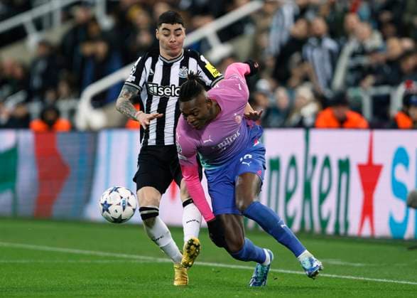 Newcastle United FC v AC Milan: Group F - UEFA Champions League 2023 24 Rafael Leao of AC Milan and Miguel Almiron of Newcastle United challenge during the UEFA Champions League match between Newcastle United FC and AC Milan at St. James Park on December 13, 2023 in Newcastle upon Tyne, United Kingdom. Newcastle upon Tyne St. James Park England United Kingdom Copyright: xRichardxSellers Sportsphoto APLx 13964836