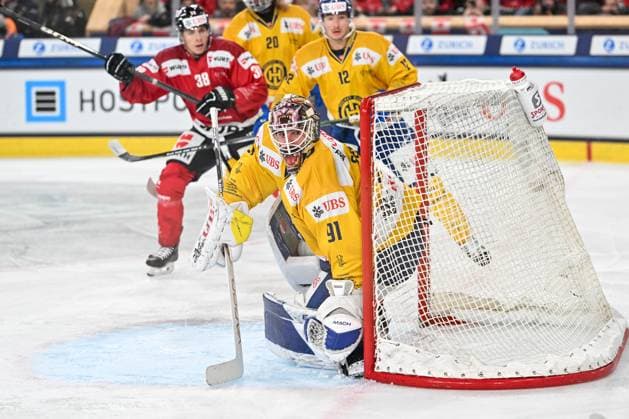 28.12.2023, Davos, Eisstadion Davos, Spengler Cup: Team Canada - HC Davos, 91 goalkeeper Gilles Senn (Davos) Davos Eisstadion Davos Graubünden Switzerland Copyright: xJustPictures.ch AndreaxBrancax jp-en-AnBr-AB_28122023_AAB_5526