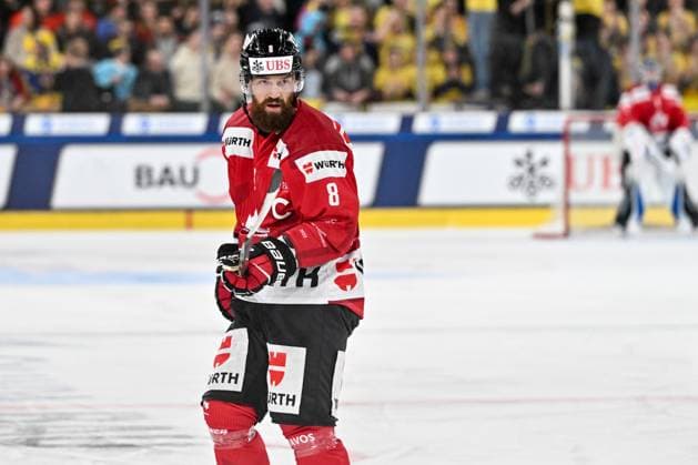 28.12.2023, Davos, Eisstadion Davos, Spengler Cup: Team Canada - HC Davos, 8 Jordie Benn (Team Canada) Davos Eisstadion Davos Graubünden Switzerland Copyright: xJustPictures.ch AndreaxBrancax jp-en-AnBr-AB_28122023_AAB_5655