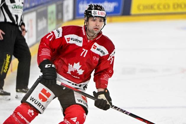 28.12.2023, Davos, Eisstadion Davos, Spengler Cup: Team Canada - HC Davos, 71 John Quenneville (Team Canada) Davos Eisstadion Davos Graubünden Switzerland Copyright: xJustPictures.ch AndreaxBrancax jp-en-AnBr-AB_28122023_AAB_5788