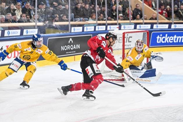 28.12.2023, Davos, Eisstadion Davos, Spengler Cup: Team Canada - HC Davos, 9 Michael Joly (Team Canada) against 91 goalkeeper Gilles Senn (Davos) Davos Eisstadion Davos Graubünden Switzerland Copyright: xJustPictures.ch AndreaxBrancax jp-en-AnBr-AB_28122023_AAB_5901