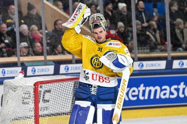 28.12.2023, Davos, Eisstadion Davos, Spengler Cup: Team Canada - HC Davos, 91 goalkeeper Gilles Senn (Davos) Davos Eisstadion Davos Graubünden Switzerland Copyright: xJustPictures.ch AndreaxBrancax jp-en-AnBr-AB_28122023_AAB_6021
