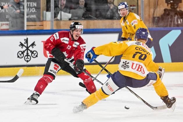 28.12.2023, Davos, Eisstadion Davos, Spengler Cup: Team Canada - HC Davos, 13 Massimo Rizzo (Team Canada) against 70 Enzo Corvi (Davos) Davos Eisstadion Davos Graubünden Switzerland Copyright: xJustPictures.ch AndreaxBrancax jp-en-AnBr-AB_28122023_AAB_6139