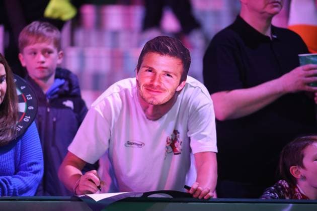 Sport Themen der Woche KW52 Sport Bilder des Tages 28th December 2023, Alexandra Palace, London, England; 2023 24 PDC Paddy Power World Darts Championships Day 11 Evening Session; Darts fan with a David Beckham mask.  ActionPlus12591727 KatiexChan