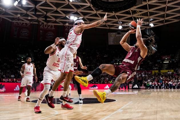 Sport Themen der Woche KW52 Sport Bilder des Tages Turkish Airlines EuroLeague: FC Bayern München - Valencia Basket; 28.12.2023 Brandon Davies (Valencia Basket, 32) schickt Carsen Edwards (FC Bayern München, 3) im Wurf fliegen Turkish Airlines EuroLeague: FC Bayern München - Valencia Basket, BMW Park, München am 28.12.2023 *** Turkish Airlines EuroLeague FC Bayern Munich Valencia Basket 28 12 2023 Brandon Davies Valencia Basket, 32 sends Carsen Edwards FC Bayern Munich, 3 in the throw fly Turkish Airlines EuroLeague FC Bayern Munich Valencia Basket, BMW Park, Munich on 28 12 2023 Copyright: xBEAUTIFULxSPORTS Wunderlx