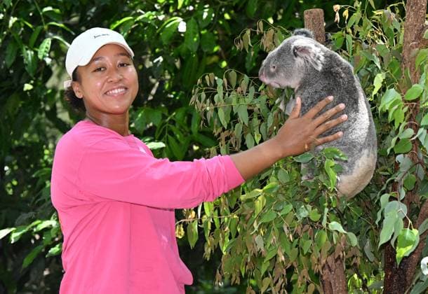 Sport Themen der Woche KW52 TENNIS NAOMI OSAKA BRISBANE INTERNATIONAL, Naomi Osaka is seen with Milton the Koala during a visit to Lone Pine Koala Sanctuary in Brisbane, Friday, December 29, 2023. Naomi Osaka will be playing in the Brisbane International tennis tournament after taking a long break from tennis after having her baby daughter Shai. ( NO ARCHIVING, EDITORIAL USE ONLY, NO USE IN BOOKS WITHOUT CONSENT BRISBANE QUEENSLAND AUSTRALIA  Copyright: xDARRENxENGLANDx 20231229001882856660