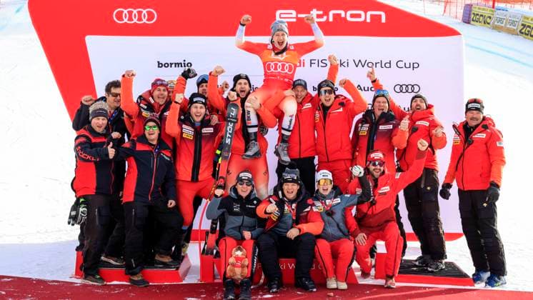 Bilder des Jahres 2023, Sport 12 Dezember Sport Themen der Woche KW52 ALPINE SKIING - FIS WC Bormio BORMIO,ITALY,29.DEC.23 - ALPINE SKIING - FIS World Cup, Super G, men. Image shows the rejoicing of Marco Odermatt (SUI) with his team. Keywords: trophy.  GEPAxpictures xMarioxBuehner-Weinrauch