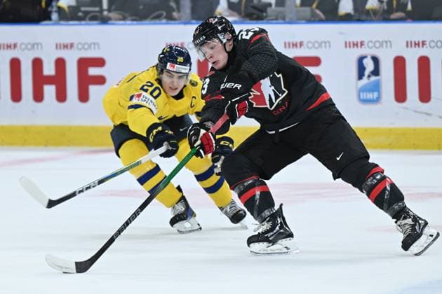 GOTHENBURG, SWEDEN 20231229 Sweden s Liam Öhgren and Canada s Ty Nelson during the IIHF World Junior Championship group A Ice hockey, Eishockey match between Canada and Sweden at Scandinavium in Gothenburg, Sweden December 29, 2023. GOTHENBURG SWEDEN x9200x