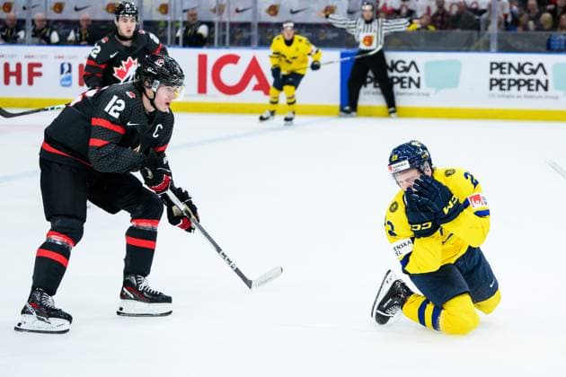 231229 Jonathan Lekkerimäki of Sweden in pain during the 2024 IIHF World Junior Championship game between Canada and Sweden on December 29, 2023 in Gothenburg. Photo: Jesper Zerman BILDBYRAN kod JZ JZ0472 ishockey Ice hockey, Eishockey jvm junior-vm u20 2024 iihf world junior championship world juniors canada kanada sverige sweden bbeng bbauto depp skada Copyright: JESPERxZERMAN BB231229JZ121