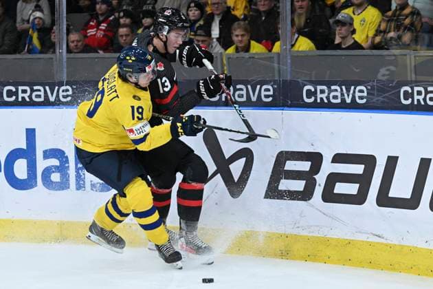 GOTHENBURG, SWEDEN 20231229 Sweden s Rasmus Rudslätt and Canada s Maveric Lamoureux during the IIHF World Junior Championship group A Ice hockey, Eishockey match between Canada and Sweden at Scandinavium in Gothenburg, Sweden December 29, 2023. GOTHENBURG SWEDEN x9200x