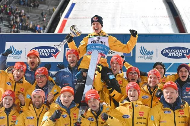 Bilder des Jahres 2023, Sport 12 Dezember Sport Themen der Woche KW52 Andreas WELLINGER (GER), Teamfoto,Team,Mannschaft,Mannschaftsfoto, winner,Sieger, Jubel,Freude,Begeisterung, Skispringen, 72. Vierschanzentournee 2023 24, Auftaktspringen am 29.12.2023 in Oberstdorf, *** Andreas WELLINGER GER , team photo,team,team,team photo, winner,winner, jubilation,joy,enthusiasm, ski jumping, 72 Four Hills Tournament 2023 24, opening competition on 29 12 2023 in Oberstdorf,