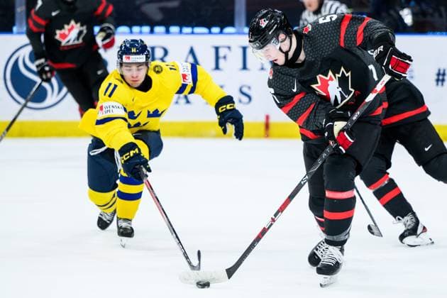 231229 Isac Born of Sweden and Oliver Bonk of Canada during the 2024 IIHF World Junior Championship game between Canada and Sweden on December 29, 2023 in Gothenburg. Photo: Jesper Zerman BILDBYRAN kod JZ JZ0472 ishockey Ice hockey, Eishockey jvm junior-vm u20 2024 iihf world junior championship world juniors canada kanada sverige sweden bbeng bbauto Copyright: JESPERxZERMAN BB231229JZ136