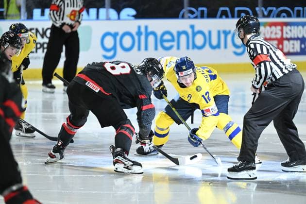 GOTHENBURG, SWEDEN 20231229 Start of 2nd period. Face-off between Canada s Owen Beck and Sweden s Noah Östlund during the IIHF World Junior Championship group A Ice hockey, Eishockey match between Canada and Sweden at Scandinavium in Gothenburg, Sweden December 29, 2023. GOTHENBURG SWEDEN x9200x