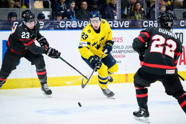 231229 Ty Nelson of Canada and Jonathan Lekkerimäki of Sweden during the 2024 IIHF World Junior Championship game between Canada and Sweden on December 29, 2023 in Gothenburg. Photo: Jesper Zerman BILDBYRAN kod JZ JZ0472 ishockey Ice hockey, Eishockey jvm junior-vm u20 2024 iihf world junior championship world juniors canada kanada sverige sweden bbeng bbauto Copyright: JESPERxZERMAN BB231229JZ155