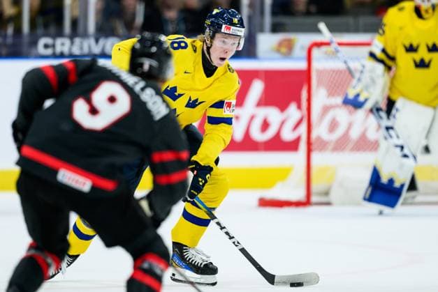 231229 Filip Bystedt of Sweden during the 2024 IIHF World Junior Championship game between Canada and Sweden on December 29, 2023 in Gothenburg. Photo: Jesper Zerman BILDBYRAN kod JZ JZ0472 ishockey Ice hockey, Eishockey jvm junior-vm u20 2024 iihf world junior championship world juniors canada kanada sverige sweden bbeng bbauto Copyright: JESPERxZERMAN BB231229JZ150