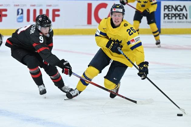 GOTHENBURG, SWEDEN 20231229 Canada s Nate Danielson and Sweden s Otto Stenberg during the IIHF World Junior Championship group A Ice hockey, Eishockey match between Canada and Sweden at Scandinavium in Gothenburg, Sweden December 29, 2023. GOTHENBURG SWEDEN x9200x