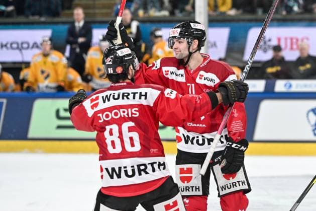 29.12.2023, Davos, Eisstadion Davos, Spengler Cup: Team Canada - KalPa Kuopio, 71 John Quenneville (Team Canada) celebrate his goal with 86 Josh Jooris (Team Canada) Davos Eisstadion Davos Graubünden Switzerland Copyright: xJustPictures.ch AndreaxBrancax jp-en-AnBr-AB_29122023_AAB_0055