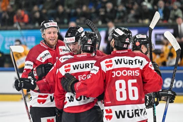 29.12.2023, Davos, Eisstadion Davos, Spengler Cup: Team Canada - KalPa Kuopio, 71 John Quenneville (Team Canada) celebrate his goal Davos Eisstadion Davos Graubünden Switzerland Copyright: xJustPictures.ch AndreaxBrancax jp-en-AnBr-AB_29122023_AAB_0117