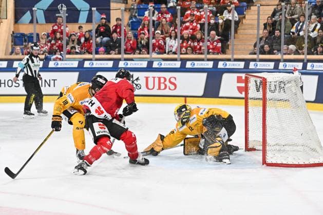 29.12.2023, Davos, Eisstadion Davos, Spengler Cup: Team Canada - KalPa Kuopio, 9 Michael Joly (Team Canada) against 32 goalkeeper Juha Katkola (Kalpa) Davos Eisstadion Davos Graubünden Switzerland Copyright: xJustPictures.ch AndreaxBrancax jp-en-AnBr-AB_29122023_AAB_0171