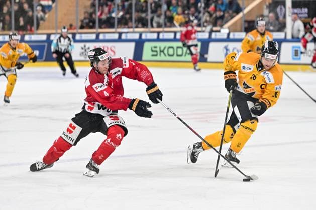 29.12.2023, Davos, Eisstadion Davos, Spengler Cup: Team Canada - KalPa Kuopio, 4 Jordan Hazen (Team Canada) against 26 Thomas Schemitisch (Team Canada) Davos Eisstadion Davos Graubünden Switzerland Copyright: xJustPictures.ch AndreaxBrancax jp-en-AnBr-AB_29122023_AAB_0215