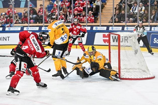 29.12.2023, Davos, Eisstadion Davos, Spengler Cup: Team Canada - KalPa Kuopio, 32 goalkeeper Juha Katkola (Kalpa) Davos Eisstadion Davos Graubünden Switzerland Copyright: xJustPictures.ch AndreaxBrancax jp-en-AnBr-AB_29122023_AAB_0266