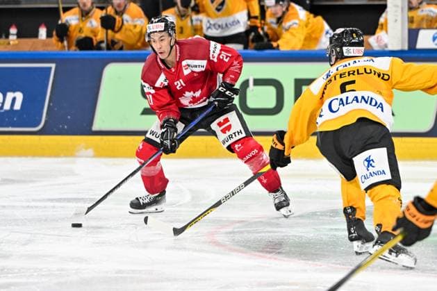 29.12.2023, Davos, Eisstadion Davos, Spengler Cup: Team Canada - KalPa Kuopio, 21 Jonathan Ang (Team Canada) Davos Eisstadion Davos Graubünden Switzerland Copyright: xJustPictures.ch AndreaxBrancax jp-en-AnBr-AB_29122023_AAB_9699