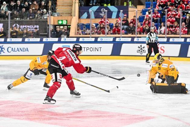 29.12.2023, Davos, Eisstadion Davos, Spengler Cup: Team Canada - KalPa Kuopio, 4 Jordan Hazen (Team Canada) against 32 goalkeeper Juha Katkola (Kalpa) Davos Eisstadion Davos Graubünden Switzerland Copyright: xJustPictures.ch AndreaxBrancax jp-en-AnBr-AB_29122023_AAB_9750