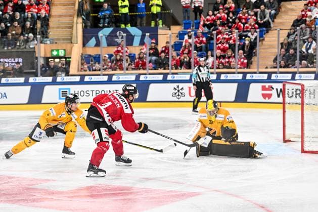 29.12.2023, Davos, Eisstadion Davos, Spengler Cup: Team Canada - KalPa Kuopio, 4 Jordan Hazen (Team Canada) against 32 goalkeeper Juha Katkola (Kalpa) Davos Eisstadion Davos Graubünden Switzerland Copyright: xJustPictures.ch AndreaxBrancax jp-en-AnBr-AB_29122023_AAB_9752