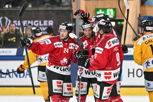 29.12.2023, Davos, Eisstadion Davos, Spengler Cup: Team Canada - KalPa Kuopio, 21 Jonathan Ang (Team Canada) celebrate his goal with 24 Ty Smith (Team Canada) and 9 Michael Joly (Team Canada) Davos Eisstadion Davos Graubünden Switzerland Copyright: xJustPictures.ch AndreaxBrancax jp-en-AnBr-AB_29122023_AAB_9979
