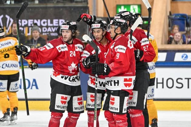 29.12.2023, Davos, Eisstadion Davos, Spengler Cup: Team Canada - KalPa Kuopio, 21 Jonathan Ang (Team Canada) celebrate his goal with 24 Ty Smith (Team Canada) and 9 Michael Joly (Team Canada) Davos Eisstadion Davos Graubünden Switzerland Copyright: xJustPictures.ch AndreaxBrancax jp-en-AnBr-AB_29122023_AAB_9990