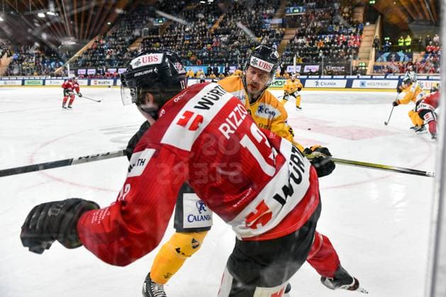 29.12.2023, Davos, Eisstadion Davos, Spengler Cup: Team Canada - KalPa Kuopio, 23 Aleki Elorinne (Kalpa) against 13 Massimo Rizzo (Team Canada) Davos Eisstadion Davos Graubünden Switzerland Copyright: xJustPictures.ch AndreaxBrancax jp-en-AnBr-AB_29122023_DSC_7138