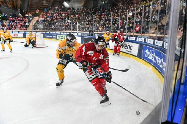 29.12.2023, Davos, Eisstadion Davos, Spengler Cup: Team Canada - KalPa Kuopio, 91 Tyler Morley (Team Canada) against 28 Jaakko Rissanen (Kalpa) Davos Eisstadion Davos Graubünden Switzerland Copyright: xJustPictures.ch AndreaxBrancax jp-en-AnBr-AB_29122023_DSC_7164