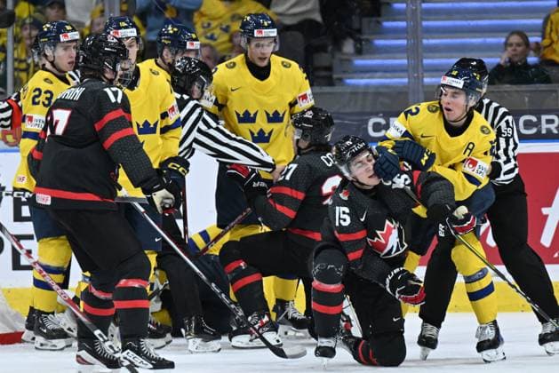 GOTHENBURG, SWEDEN 20231229 Sweden s Noah Östlund fights with Canada s Matthew Poitras during the IIHF World Junior Championship group A Ice hockey, Eishockey match between Canada and Sweden at Scandinavium in Gothenburg, Sweden December 29, 2023. GOTHENBURG SWEDEN x9200x