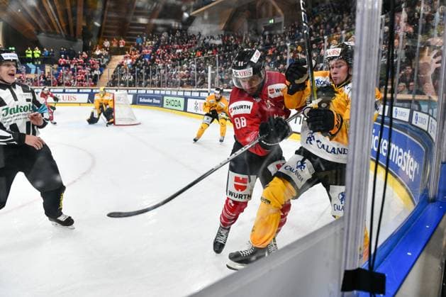 29.12.2023, Davos, Eisstadion Davos, Spengler Cup: Team Canada - KalPa Kuopio, 88 Chris DiDomenico (Team Canada) against 6 Filip Westerlund (Kalpa) Davos Eisstadion Davos Graubünden Switzerland Copyright: xJustPictures.ch AndreaxBrancax jp-en-AnBr-AB_29122023_DSC_7175