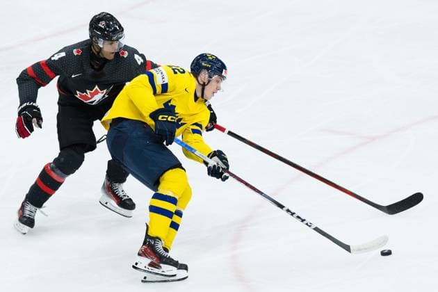 231229 Noah Warren of Canada and Anton Wahlberg of Sweden during the 2024 IIHF World Junior Championship game between Canada and Sweden on December 29, 2023 in Gothenburg. Photo: Michael Erichsen BILDBYRAN COP 89 JZ0472 ishockey Ice hockey, Eishockey jvm junior-vm u20 2024 iihf world junior championship world juniors canada kanada sverige sweden bbeng Copyright: MICHAELxERICHSEN BB231229MI032