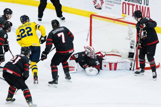 231229 Anton Wahlberg of Sweden and Jorian Donovan and Goalkeeper Mathis Rousseau of Canada during the 2024 IIHF World Junior Championship game between Canada and Sweden on December 29, 2023 in Gothenburg. Photo: Michael Erichsen BILDBYRAN COP 89 JZ0472 ishockey Ice hockey, Eishockey jvm junior-vm u20 2024 iihf world junior championship world juniors canada kanada sverige sweden bbeng Copyright: MICHAELxERICHSEN BB231229MI035