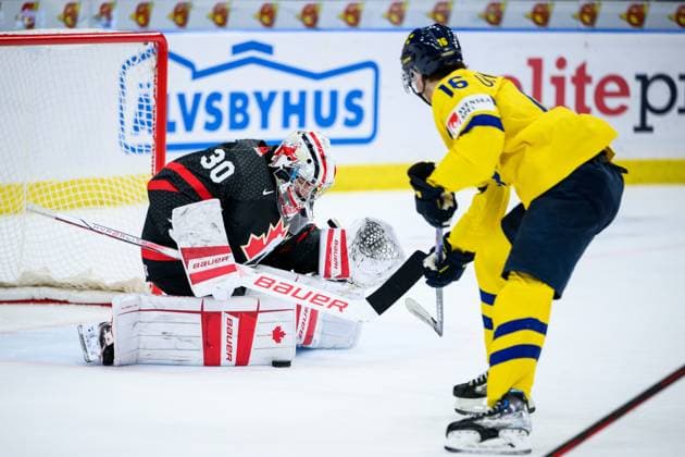 231229 Goaltender Mathis Rousseau of Canada and Felix Unger Sörum of Sweden during the 2024 IIHF World Junior Championship game between Canada and Sweden on December 29, 2023 in Gothenburg. Photo: Jesper Zerman BILDBYRAN kod JZ JZ0472 ishockey Ice hockey, Eishockey jvm junior-vm u20 2024 iihf world junior championship world juniors canada kanada sverige sweden bbeng bbauto Copyright: JESPERxZERMAN BB231229JZ174