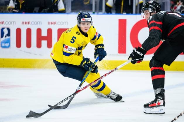 231229 Mattias Hävelid of Sweden and Maveric Lamoureux of Canada during the 2024 IIHF World Junior Championship game between Canada and Sweden on December 29, 2023 in Gothenburg. Photo: Jesper Zerman BILDBYRAN kod JZ JZ0472 ishockey Ice hockey, Eishockey jvm junior-vm u20 2024 iihf world junior championship world juniors canada kanada sverige sweden bbeng bbauto Copyright: JESPERxZERMAN BB231229JZ179